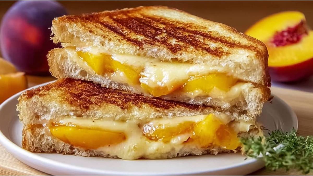 Teller mit zwei Grilled Cheese Sandwich mit Pfirsich