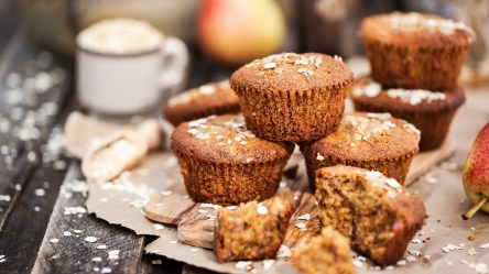 Ein Stapel Haferflocken-Mandel-Muffins.
