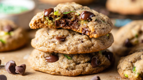 Ein Stapel Haferflocken-Zucchini-Cookies.