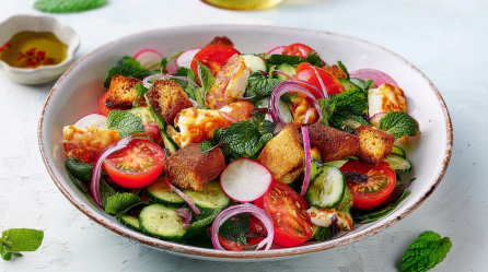 Halloumi-Salat mit Croissant-Croutons, serviert in einer Schale.