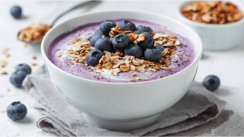 Schale mit Hüttenkäse-Overnight-Oats mit Heidelbeeren