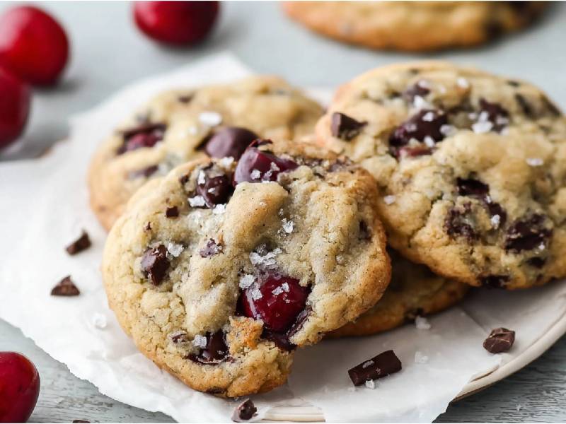 Kirsch-Cookies auf einem Tisch mit frischen Kirschen daneben