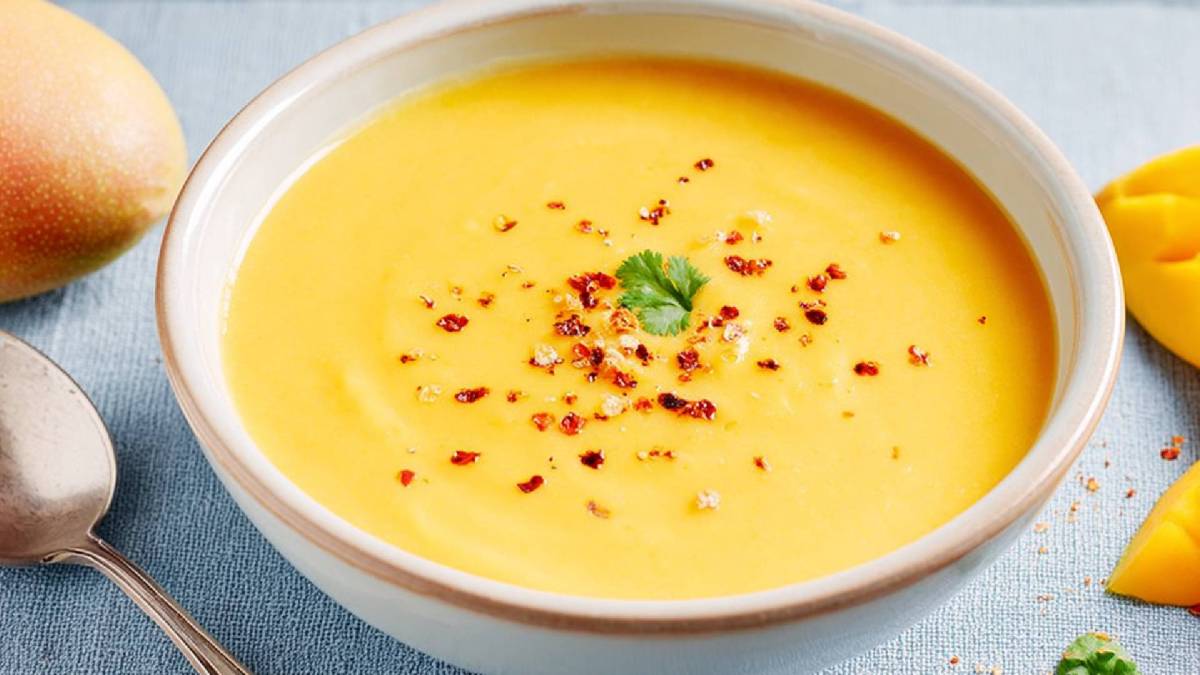 Schale mit einer Portion Mango-Kokos-Suppe