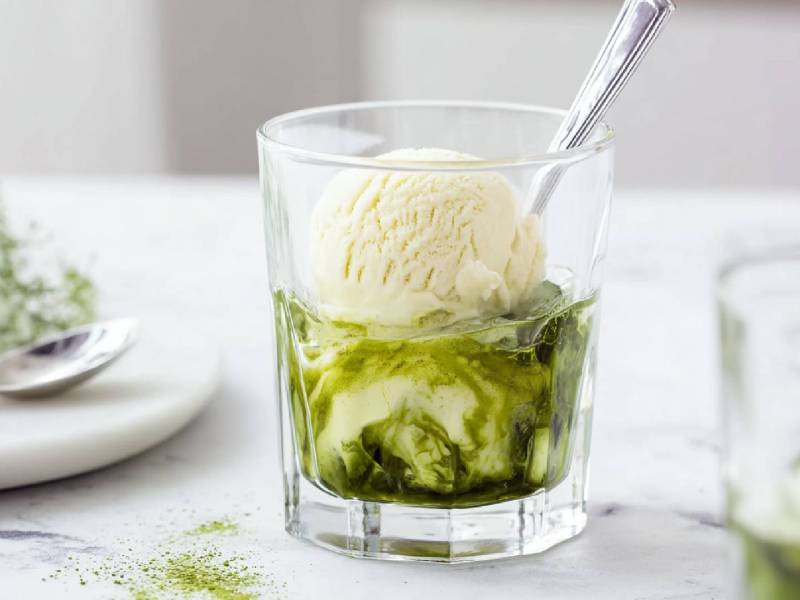 Ein Glas Matcha-Affogato auf einem Tisch