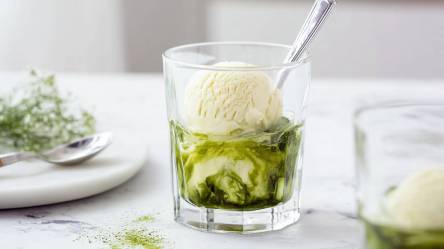 Ein Glas Matcha-Affogato auf einem Tisch