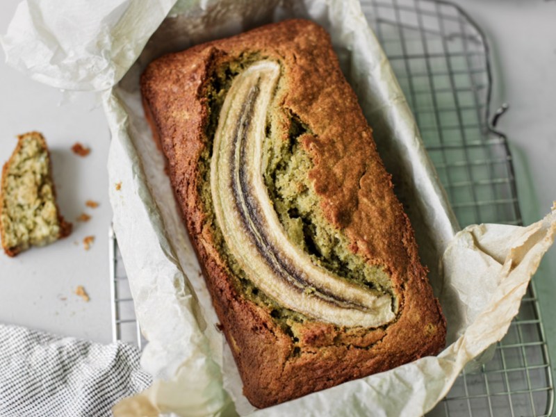 Ein Matcha-Bananenbrot in einer Kastenform in der Draufsicht.