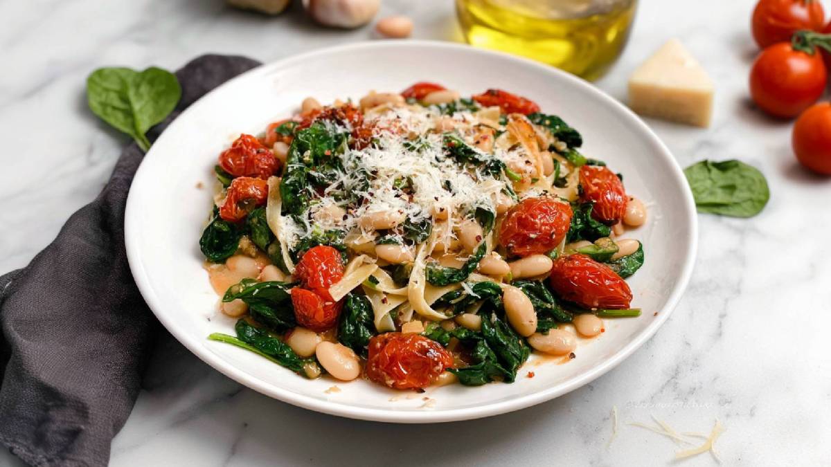 Teller Nudeln mit weißen Bohnen, Parmesan, Spinat und Tomaten