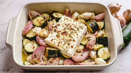 Auflaufform mit Ofen-Zucchini mit Feta