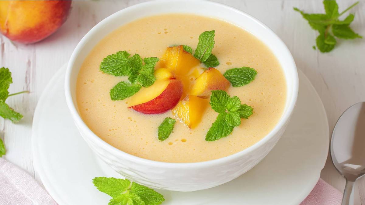 Schüssel mit einer Pfirsich-Kaltschale