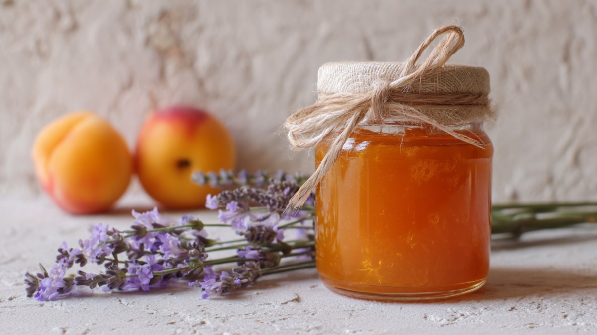 Ein Glas Pfirsich-Lavendel-Marmelade.