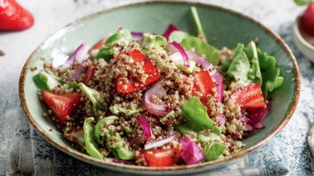 Eine Schüssel Quinoa-Salat mit Erdbeeren.