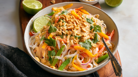 Eine Salatschale mit Reisnudelsalat mit Erdnusssoße.