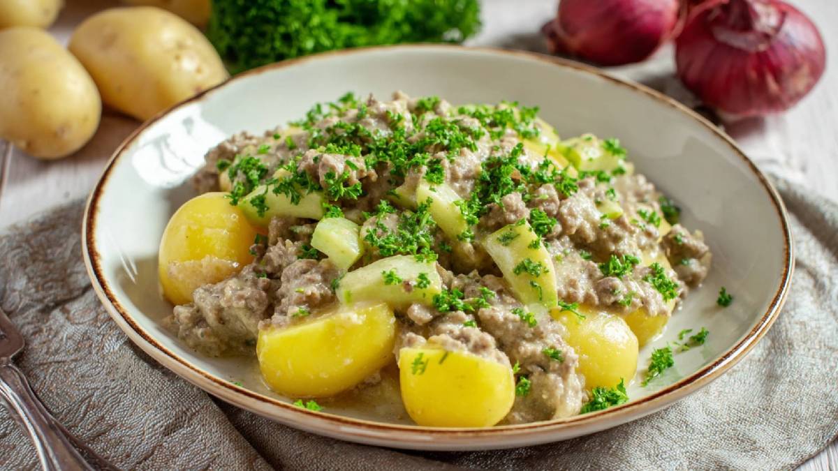 Teller mit Schmorgurken-Hackfleisch-Pfanne und Kartoffeln