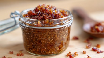 Ein Glas Speckmarmelade.