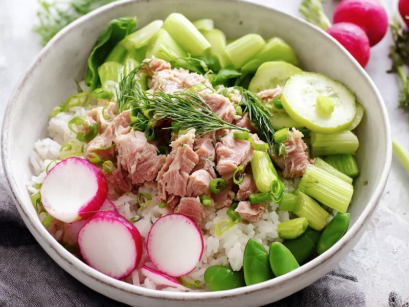Eine Thunfisch-Reis-Bowl mit Radieschen und Sellerie.