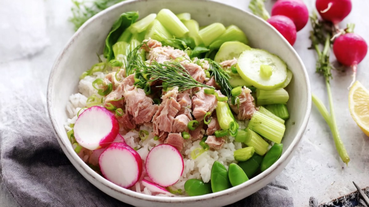 Eine Thunfisch-Reis-Bowl mit Radieschen und Sellerie.