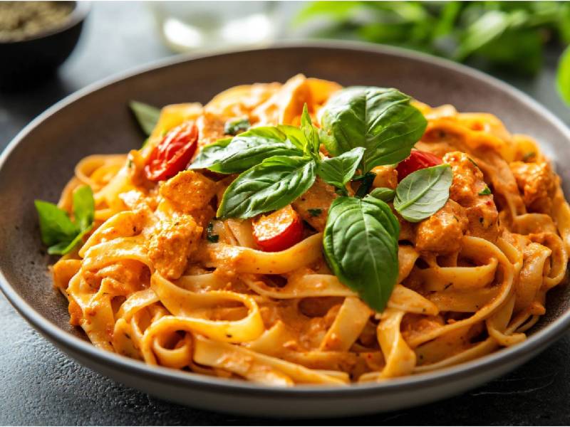 Teller mit einer Portion Tikka-Masala-Nudeln