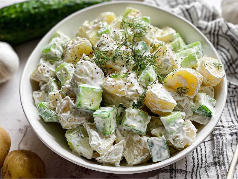 Schale mit Tzatziki-Kartoffelsalat