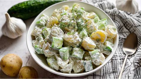 Schale mit Tzatziki-Kartoffelsalat