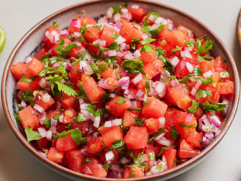 Eine Schale mit Wassermelonen-Salsa.