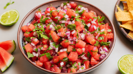 Eine Schale mit Wassermelonen-Salsa.