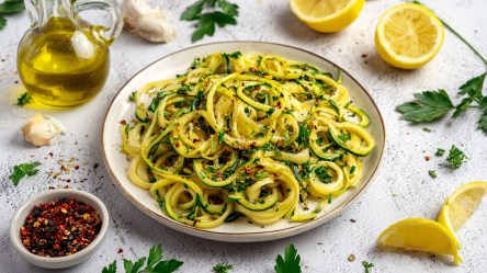 Ein Teller voll Zoodles aglio e olio
