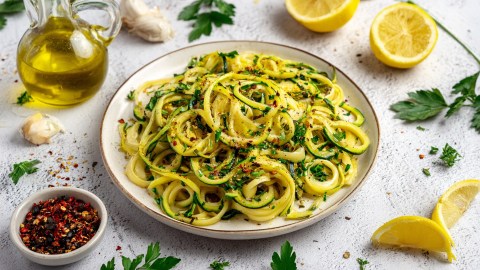Ein Teller voll Zoodles aglio e olio