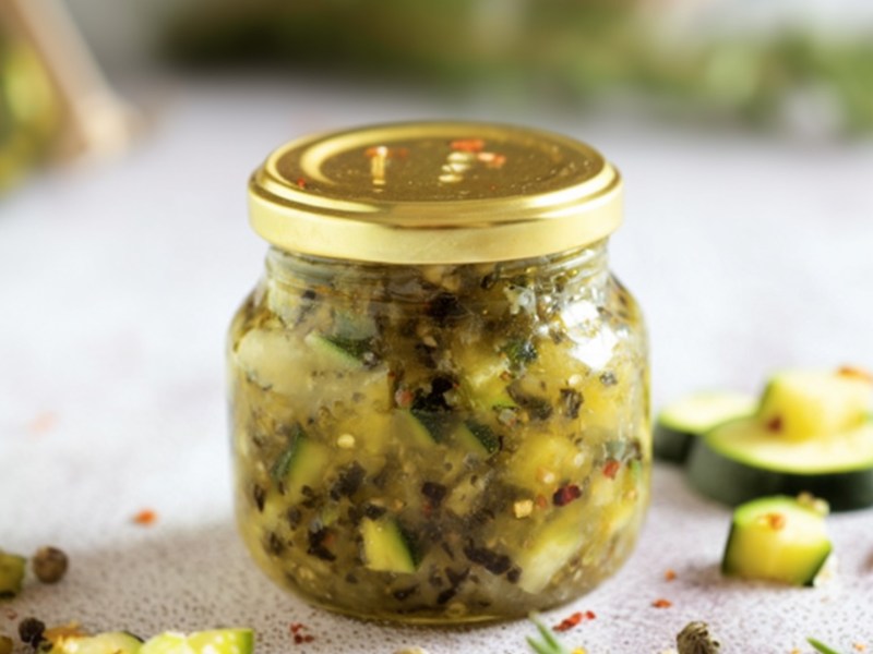 Ein Glas Zucchini-Chutney.