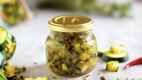 Ein Glas Zucchini-Chutney.