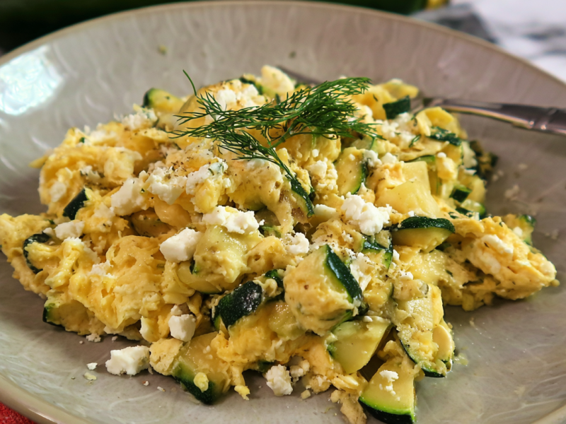Ei Teller mit Zucchini-Feta-Rührei.