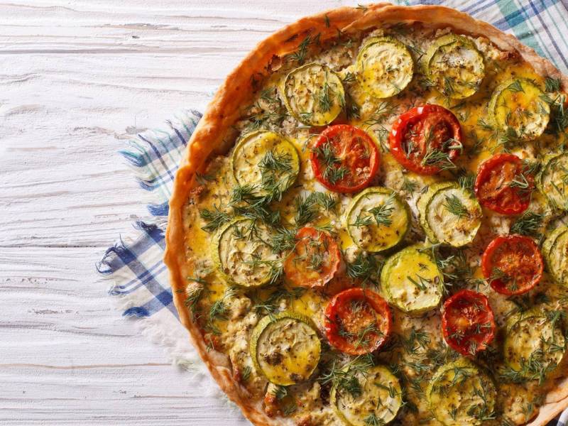 Die Zucchini-Tomaten-Quiche in der Draufsicht.