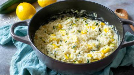 Topf mit einem Zucchini-Zitronen-Risotto