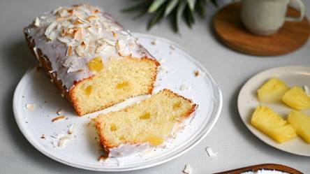 Teller mit Ananas-Kokos-Kuchen