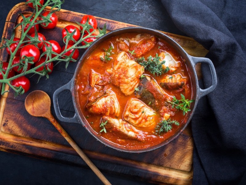 Ein Topf Asa Wot: äthiopischer Fischeintopf mit Berbere-Gewürz.