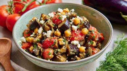 Schale mit Auberginen-Tomaten-Salat