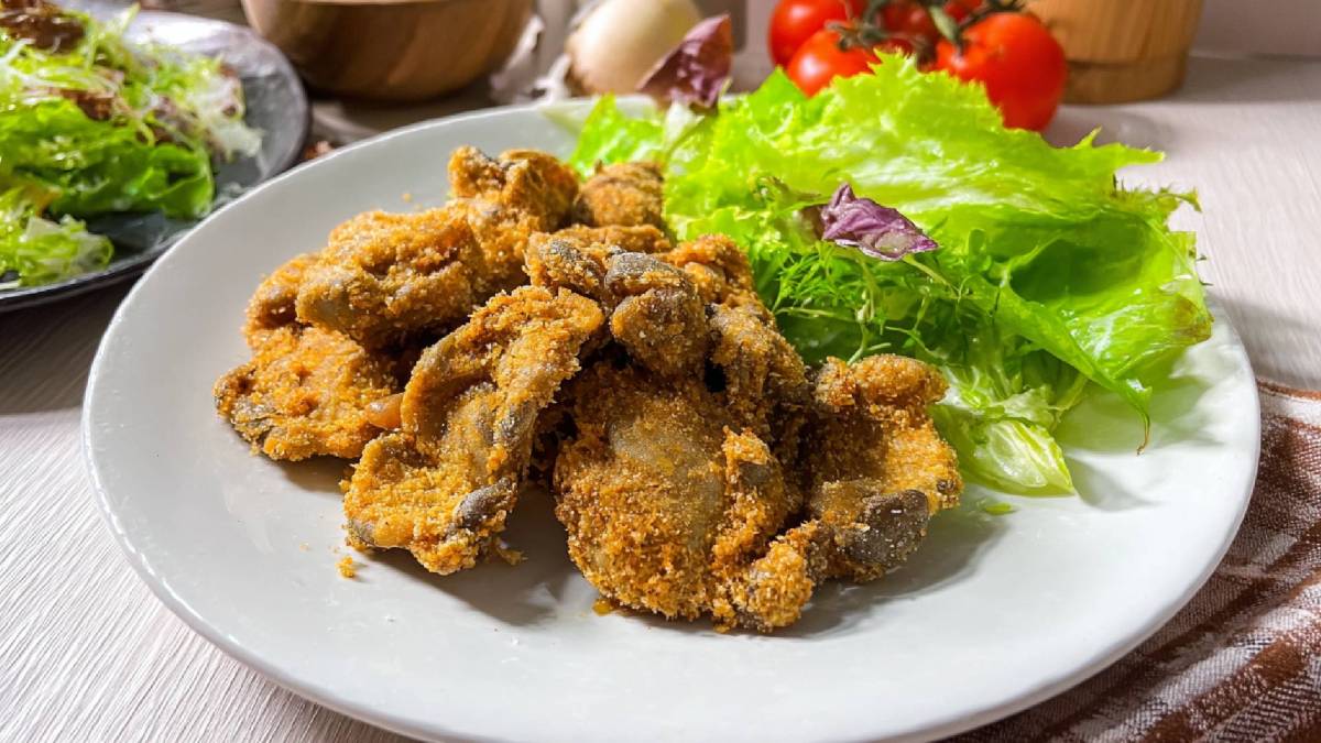 Teller mit Austernpilz-Schnitzel und Salatbeilage