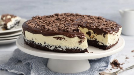 Eine Banana-Split-Torte auf einer hohen Tortenplatte.