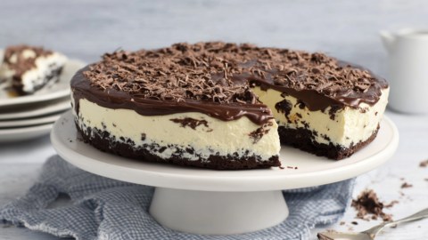 Eine Banana-Split-Torte auf einer hohen Tortenplatte.