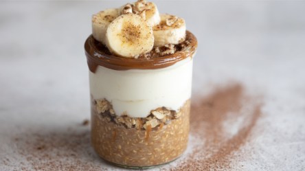 Ein Glas mit Banoffee-Overnight-Oats.