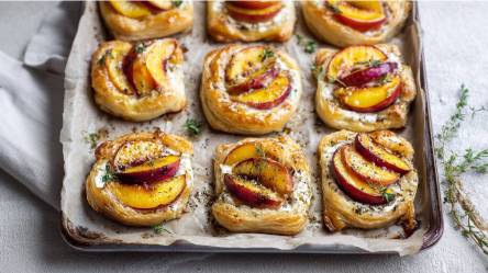 Backblech mit Blätterteig-Tartes mit Ziegenkäsecreme und Pfirsichen