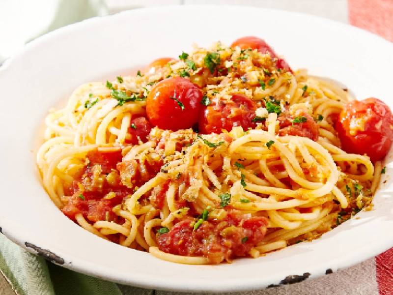 Teller mit einer Portion Bloody-Mary-Pasta mit Wasabi