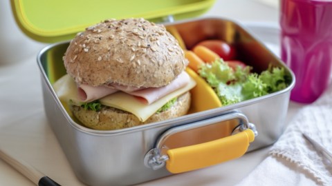 Ein Brotdosen-Burger in einer Lunchbox.