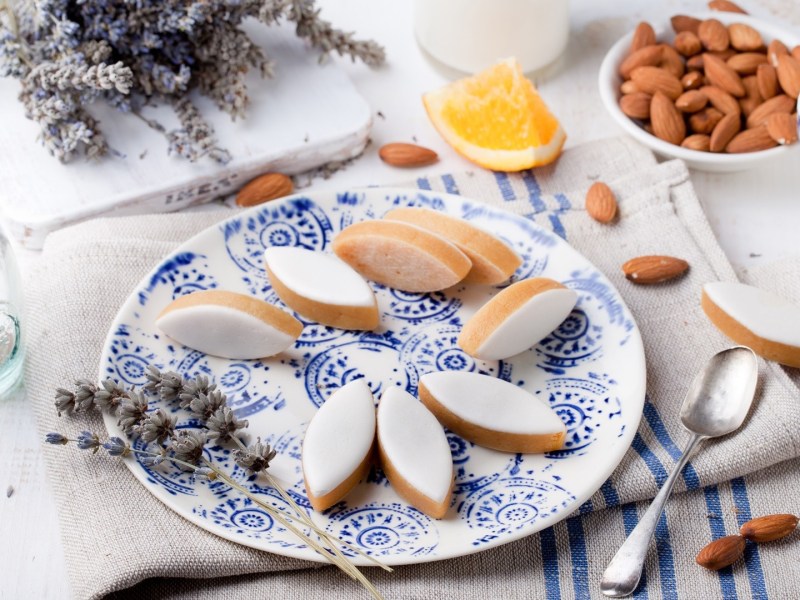 Ein Teller mit Calissons: französisches Mandelkonfekt.