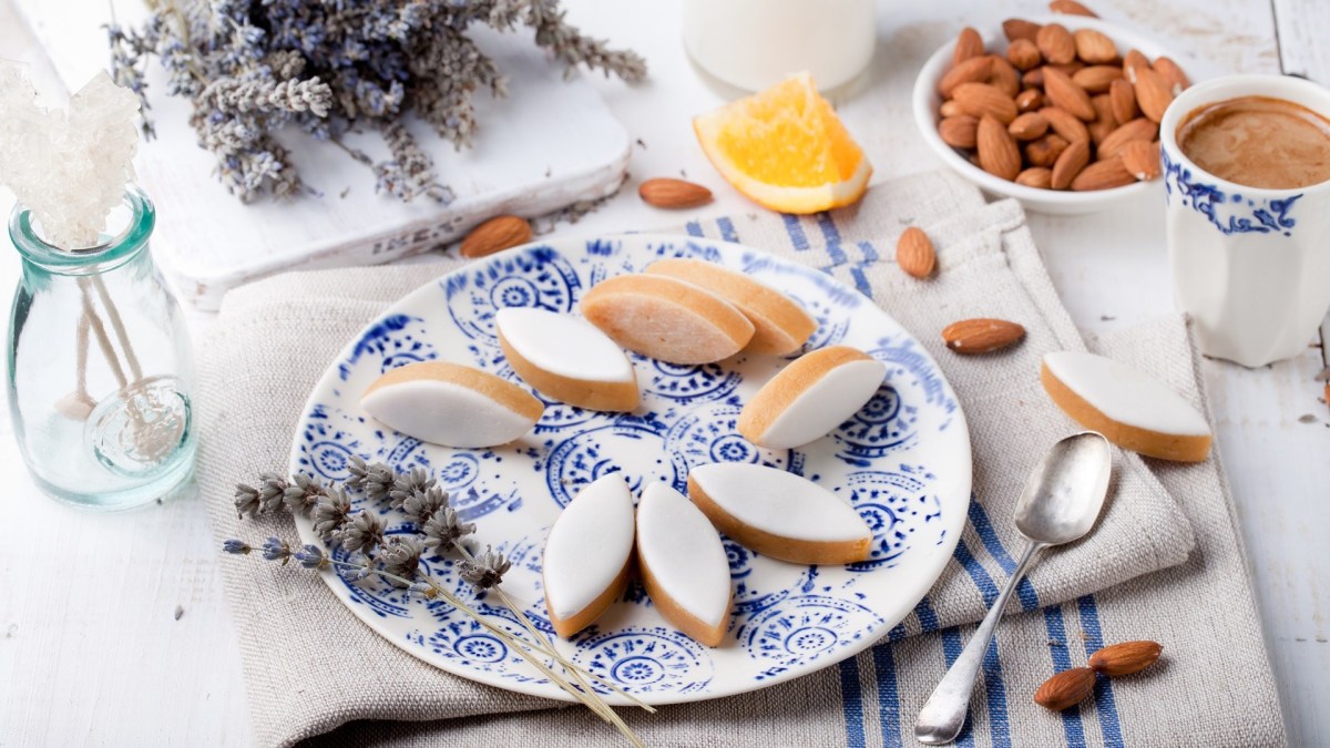 Ein Teller mit Calissons: französisches Mandelkonfekt.