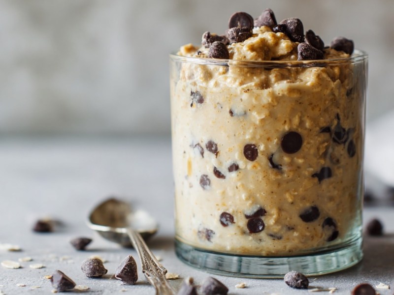 Ein Dessertglas mit Cookie Dough Overnight Oats.