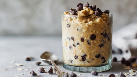Ein Dessertglas mit Cookie Dough Overnight Oats.