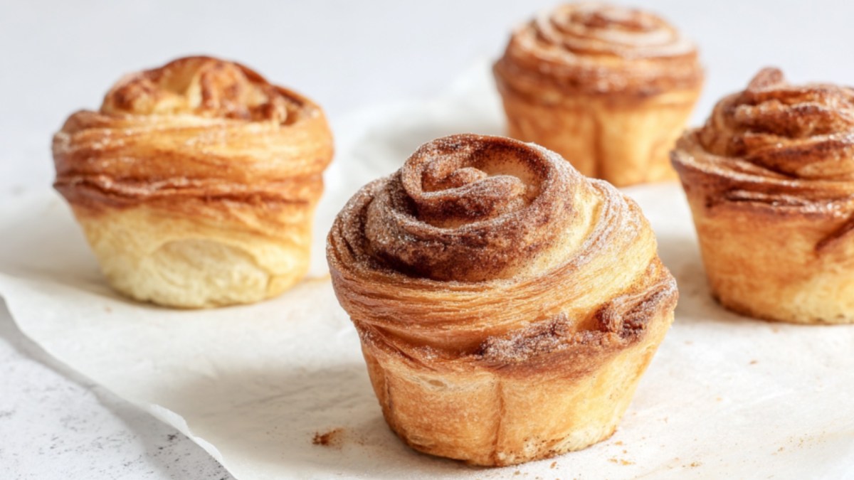 Mehrere Franzbrötchen-Cruffins.