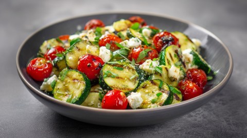 Eine Schale gebratener Zucchinisalat.