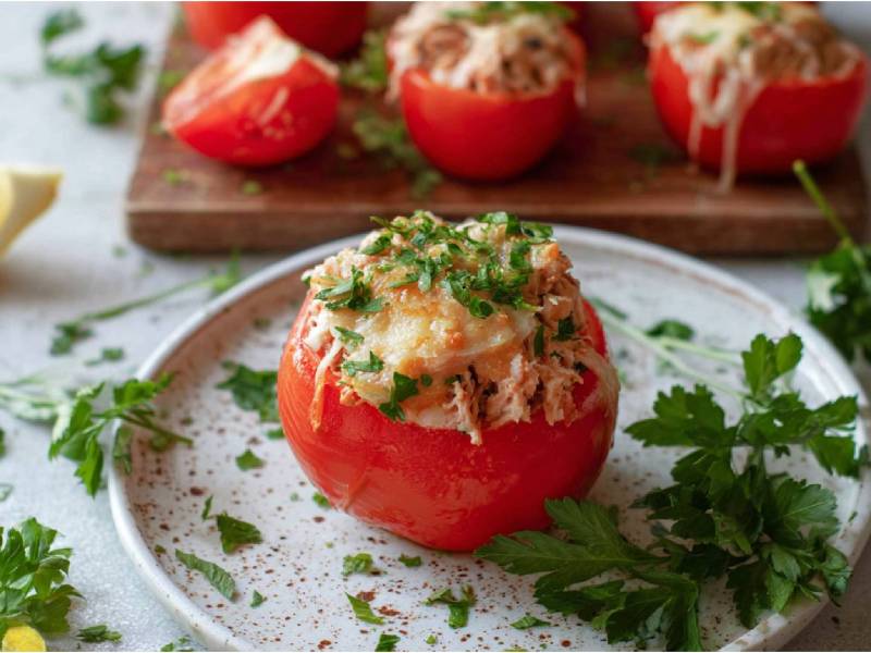 Gefüllte Thunfisch-Tomaten auf einem Tisch