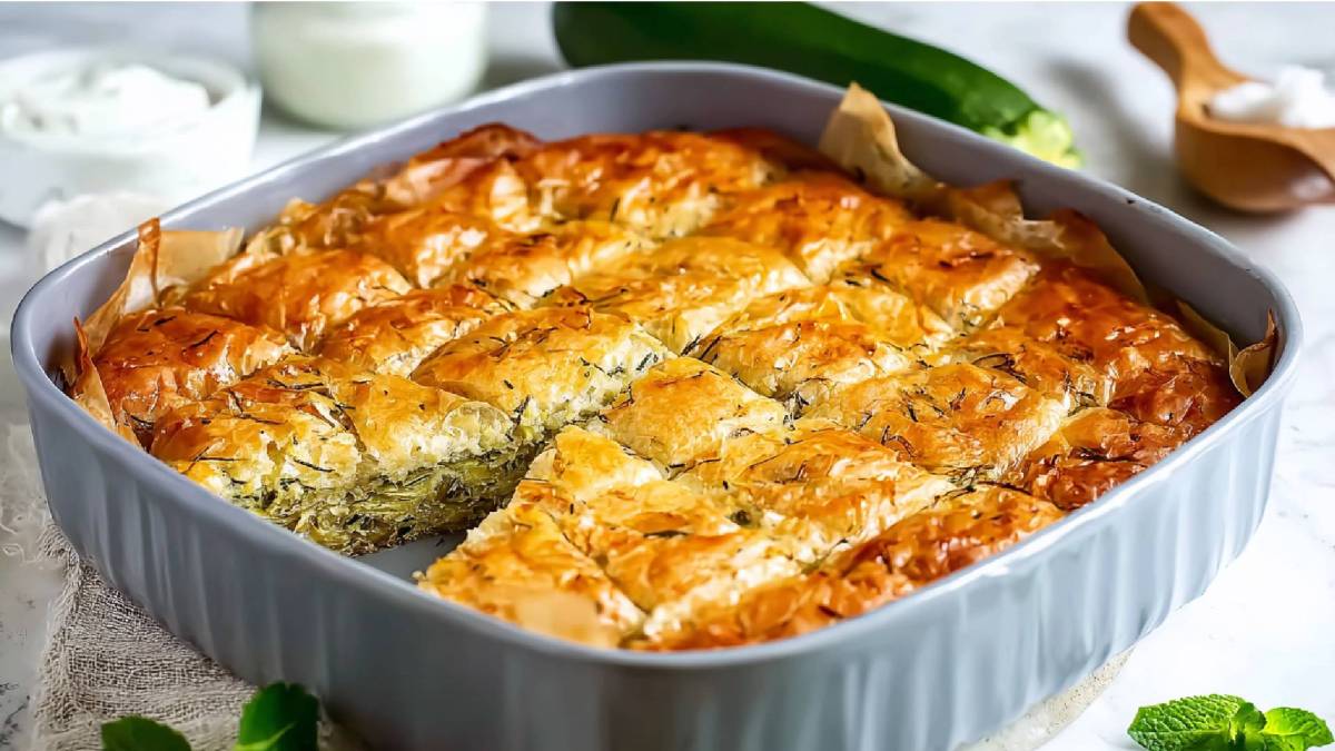 Auflaufform mit griechischem Zucchini-Pie Kolokithopita